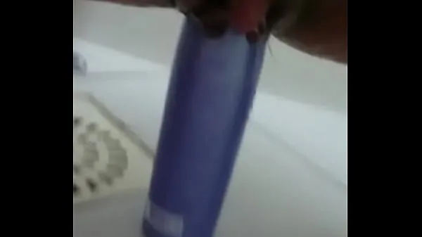 Grandes Stuffing the shampoo into the pussy and the growing clitoris principais clipes