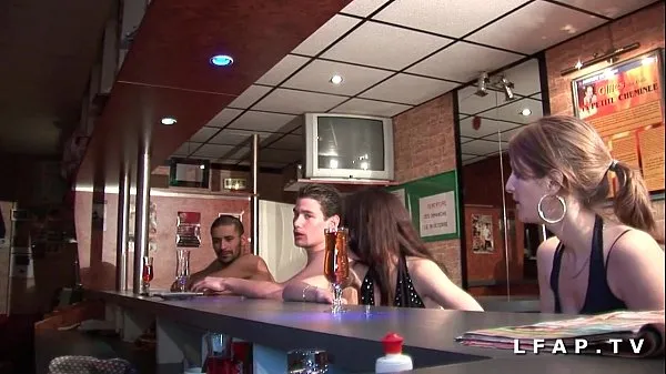 Große 2 junge und hübsche Französinnen werden in einem Libertine Club geficktTop-Clips