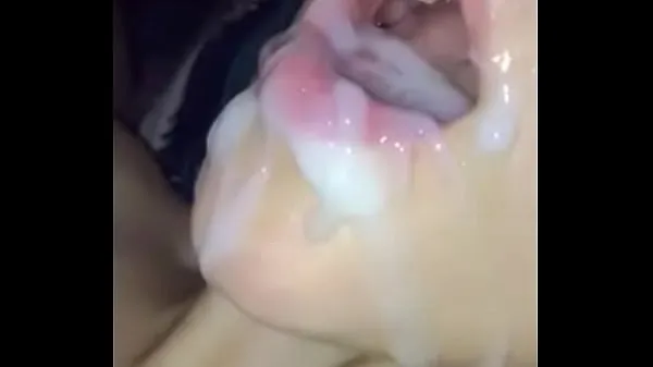 Stora Teen takes massive cum in mouth in slow motion toppklipp