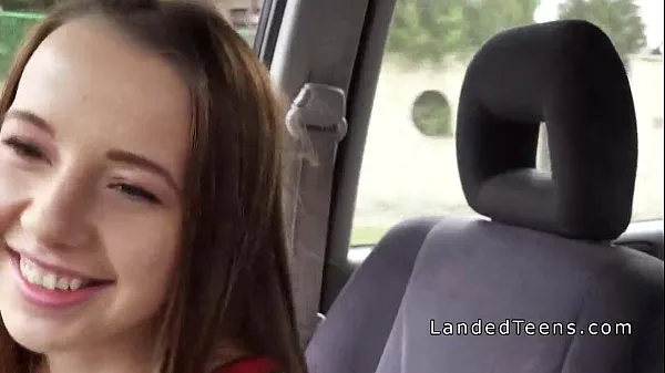 Veľké Cute teen hitchhiker sucks cock in car najlepšie klipy