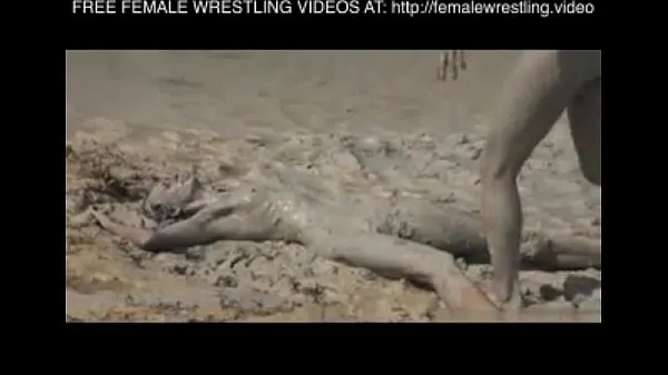 Grote Girls wrestling in the mud topclips