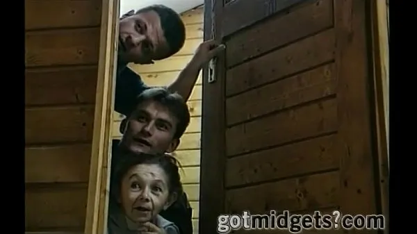 Veliki Threesome In A Sauna with 2 Midgets Ladies najboljši posnetki