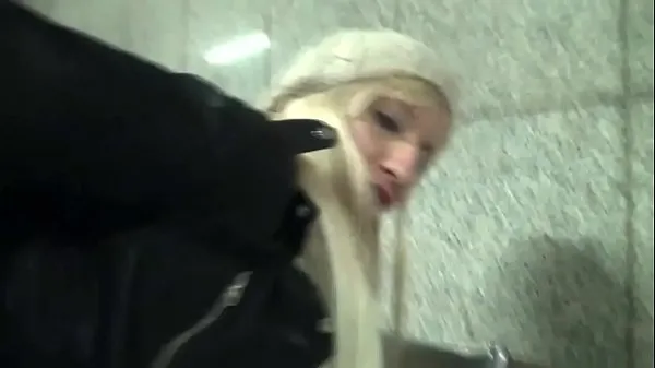 Suuret Fucking at the subway station: it ends up in her ass and in her leather jacket huippuleikkeet