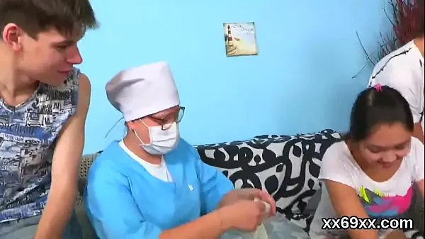 Man assists with hymen physical and drilling of virgin cutie Clip hàng đầu lớn