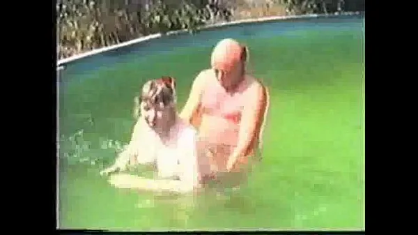 Stora Older amateur couple in pool toppklipp