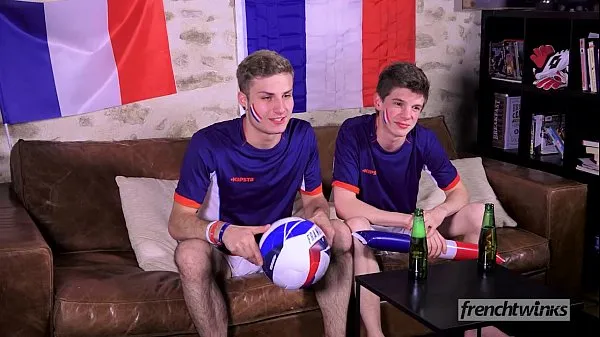 Два твинка по-своему поддерживают сборную Франции по футболу