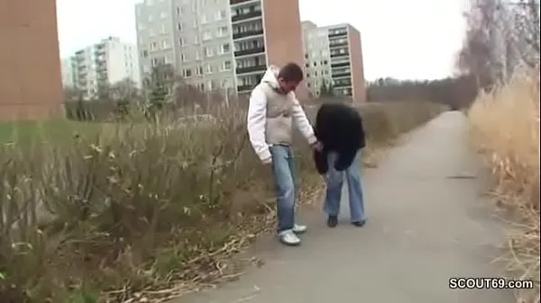 Suuret Young Boy Seduce homeless MILF m. to Fuck with Him huippuleikkeet