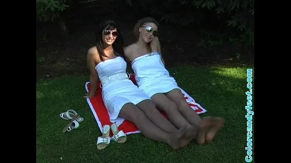 Große Emilie and Helen Outside in PantyhoseTop-Clips