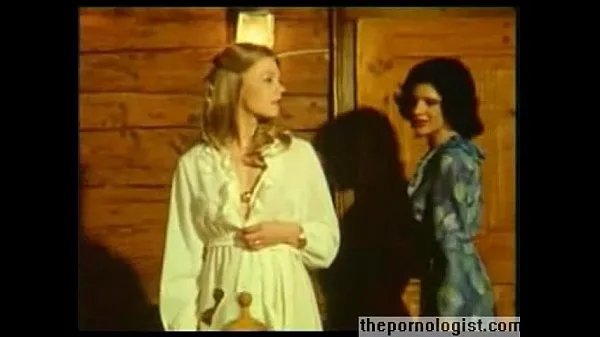 Büyük Blonde Anna Magle masturbates while her friend gets fucked in other room en iyi Klipler