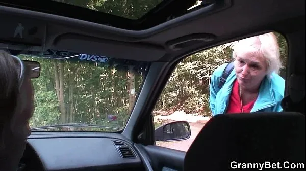 Hitchhiking 70 years old granny riding roadside Klip teratas Besar