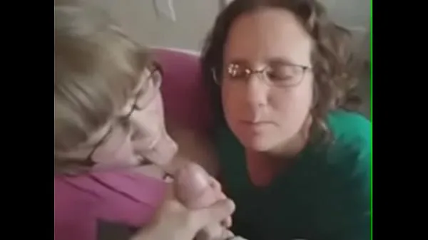 큰 Two amateur blowjob chicks receive cum on their face and glasses 인기 클립