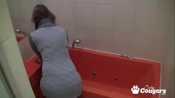 Veliki Amateur Caught On Hidden Bathroom Cam Masturbating With Shower Head najboljši posnetki