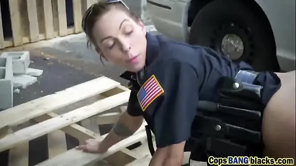 Suuret Two female cops fuck a black dude as his punishement huippuleikkeet