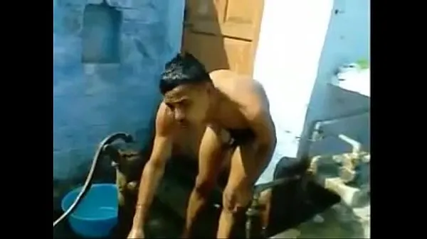 Stora indian boy bulge while bathing toppklipp