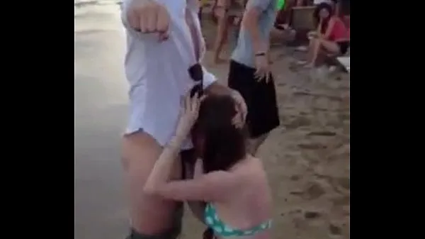 Grandes Paying blowjob on the beach clips principales