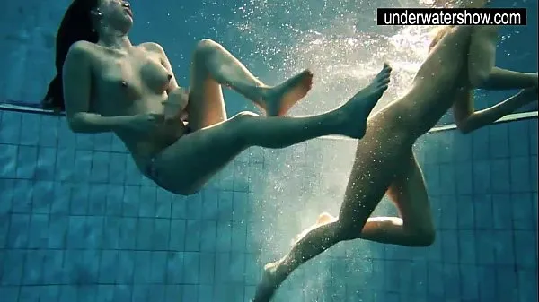 Two sexy amateurs showing their bodies off under water Klip teratas Besar