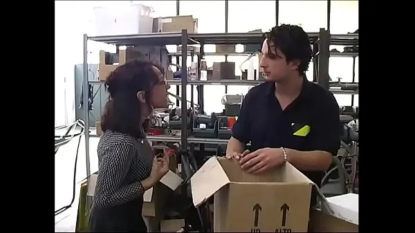 Store Sexy secretary in a warehouse by workers beste klipp