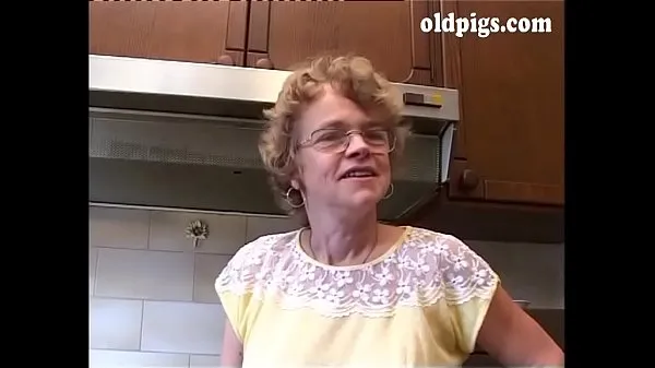 Grote Old housewife sucking a young cock topclips