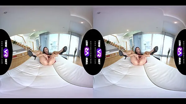 بڑے Stefany - Fully-clothed babe orgasms on sofa ٹاپ کلپس