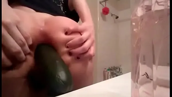 Young blonde gf fists herself and puts a cucumber in ass Klip teratas besar