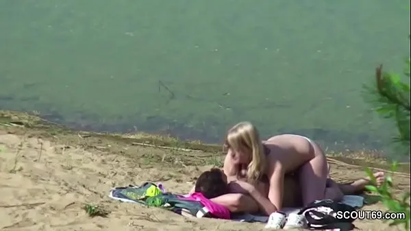 Grandes Voyeur jovem casal alemão foda-se na praia de Hamburgo principais clipes