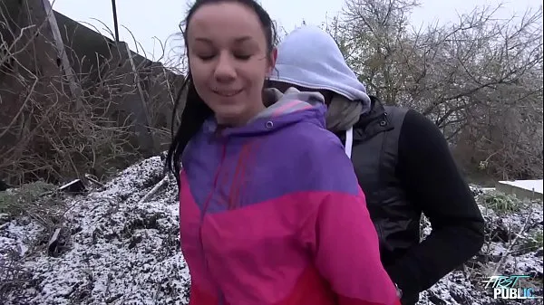 بڑے Freezing babe fucked on the snow by naughty stranger ٹاپ کلپس