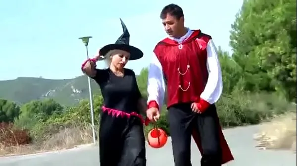 Gina Snake Goes Trick Or Treating & Gets A Finger In Her Asshole Clip hàng đầu lớn