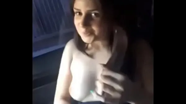 Suuret Hot Girlfriend get naked in car for boyfriend huippuleikkeet
