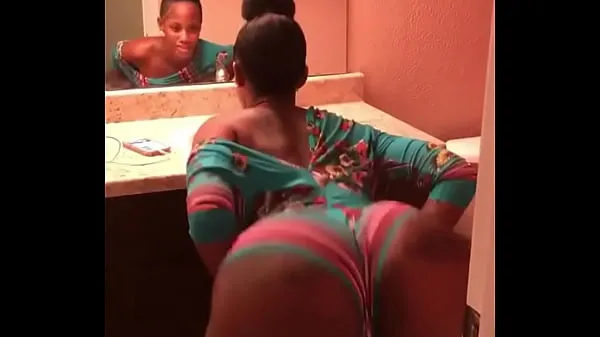 Store sexy black girl twerking topklip