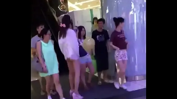 Stora Asian Girl in China Taking out Tampon in Public toppklipp