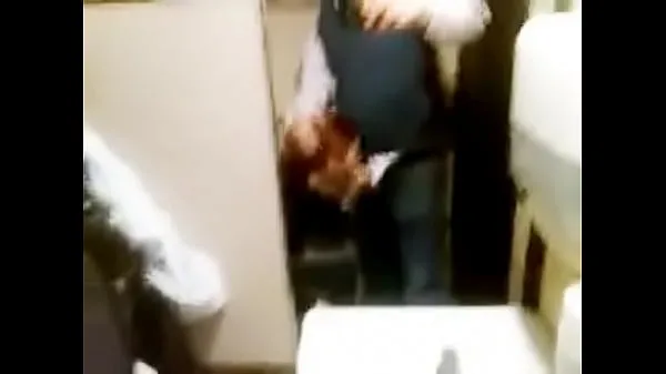 Suuret Slut blowjob in public toilet huippuleikkeet