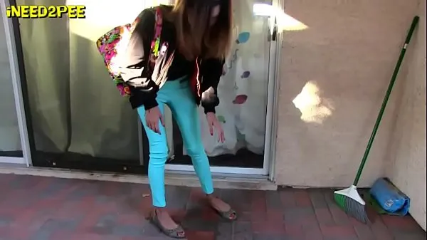 بڑے New girls pissing their pants in public real wetting 2018 ٹاپ کلپس