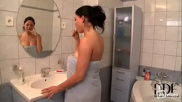 Girl with big natural Tits gets fucked in the shower Klip teratas besar