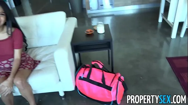 큰 PropertySex - Horny couch surfing woman takes advantage of male host 인기 클립