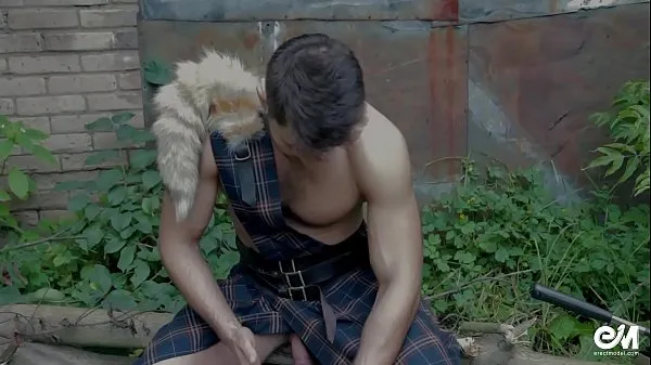 Cute shirtless guy in scottish kilt playing with cock after hard work Clip hàng đầu lớn