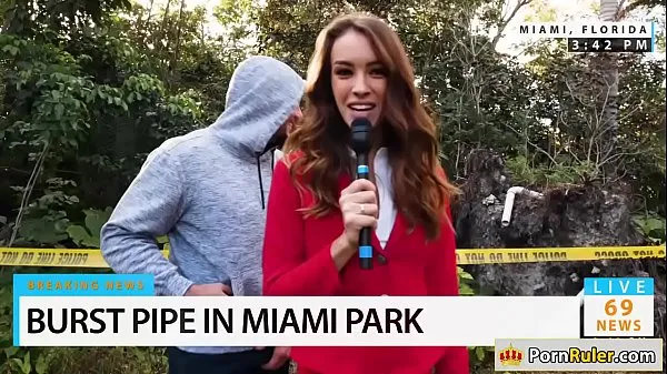 Hot news reporter sucks bystanders dick Klip teratas besar