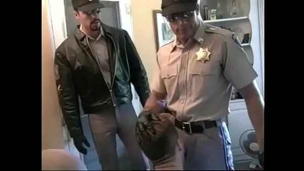 Veliki Hot cop dudes in MMM threesome sucking cock and fucking tight ass najboljši posnetki