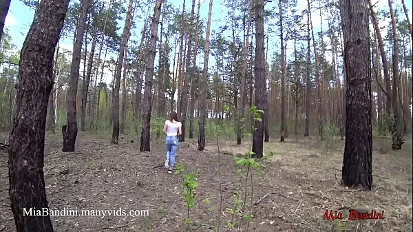 Büyük Public outdoor fuck for fit Mia in the forest. Mia Bandini en iyi Klipler