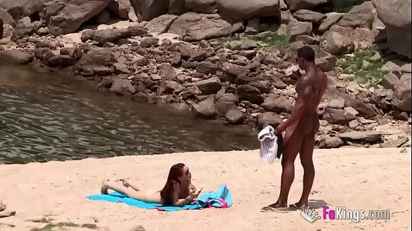 The massive cocked black dude picking up on the nudist beach. So easy, when you're armed with such a blunderbuss Klip teratas Besar