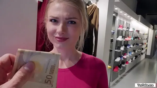Suuret Russian sales attendant sucks dick in the fitting room for a grand huippuleikkeet