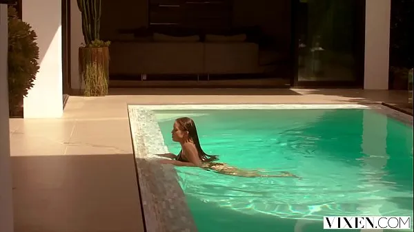 VIXEN Two Naughty College Students Sneak Into A Pool and Fuck A Huge Cock Klip teratas Besar