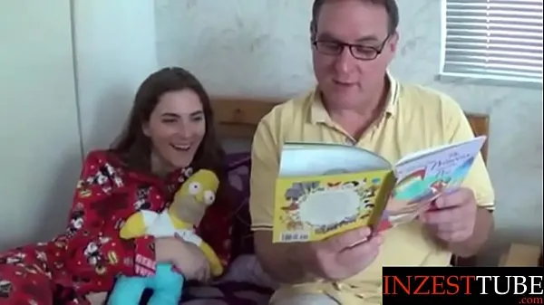 step Daddy Reads Daughter a Bedtime Story Klip teratas besar