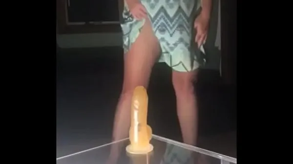 Μεγάλα Amateur Wife Removes Dress And Rides Her Suction Cup Dildo κορυφαία κλιπ