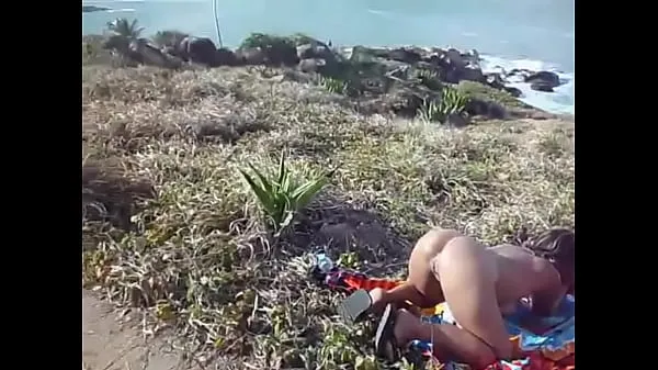 Two Whores Showing Pussy on the Beach Klip teratas Besar