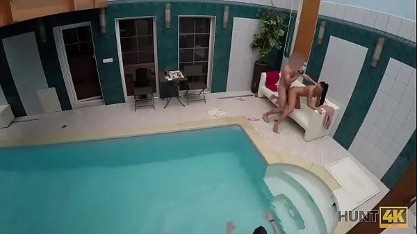 Veliki HUNT4K. Sex adventure in the private swimming pool najboljši posnetki