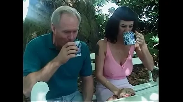 Grote Brunette brittish housewife Violet Storm accepted an invitation from famous cunt chaser to d. cup of tea at 5 P.M. at his backyard topclips