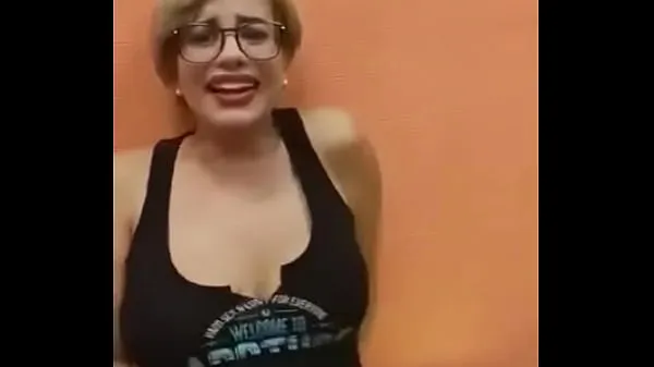 Store Spanish blonde trying a sex machine topklip