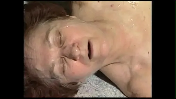 Veliki Hairy granny takes a huge facial from her young fucker najboljši posnetki
