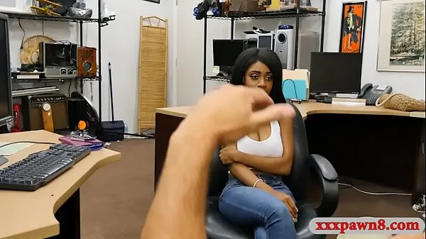 بڑے Huge boobs ebony gives a BJ and nailed by pawnshop owner ٹاپ کلپس