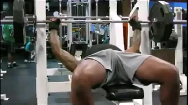 Gros Fitness: les hommes montrent leurs sacs lors d'un exercice physique meilleurs clips
